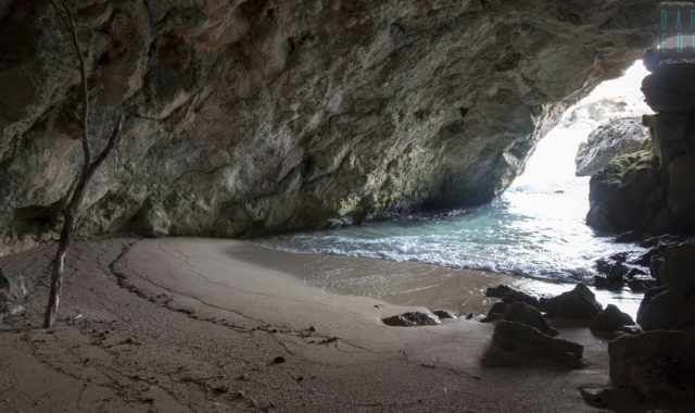 A Monopoli c' una spiaggia segreta:  nascosta nella grotta "dei due ingressi" 
